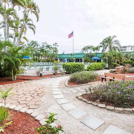 Wyndham Garden Fort Myers Beach Hotel Екстериор снимка