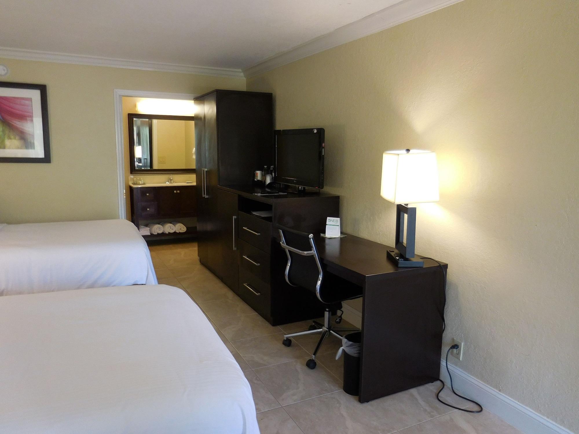 Wyndham Garden Fort Myers Beach Hotel Екстериор снимка