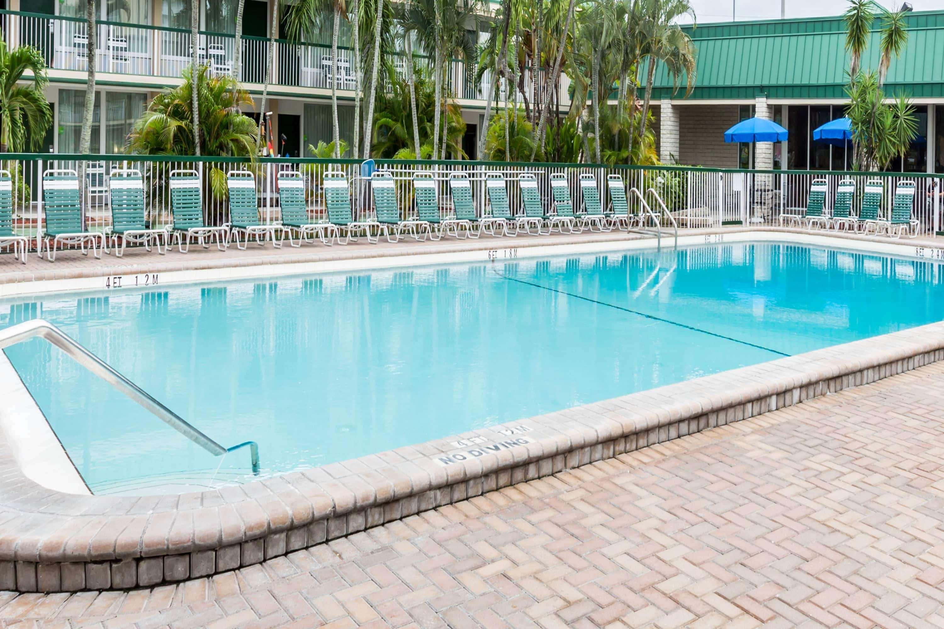 Wyndham Garden Fort Myers Beach Hotel Екстериор снимка