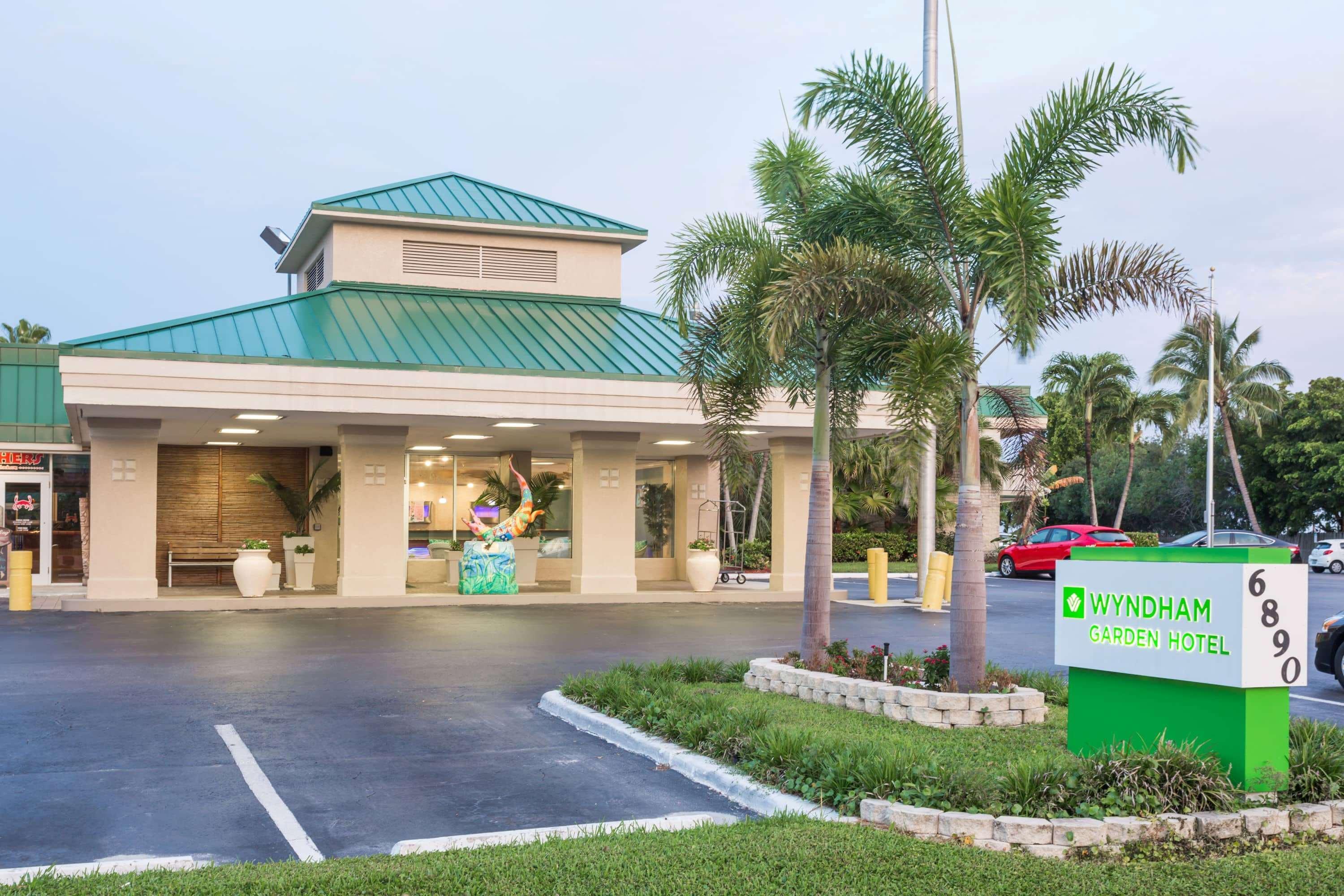 Wyndham Garden Fort Myers Beach Hotel Екстериор снимка