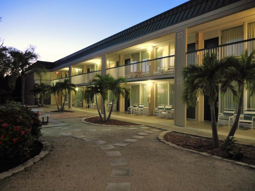 Wyndham Garden Fort Myers Beach Hotel Екстериор снимка