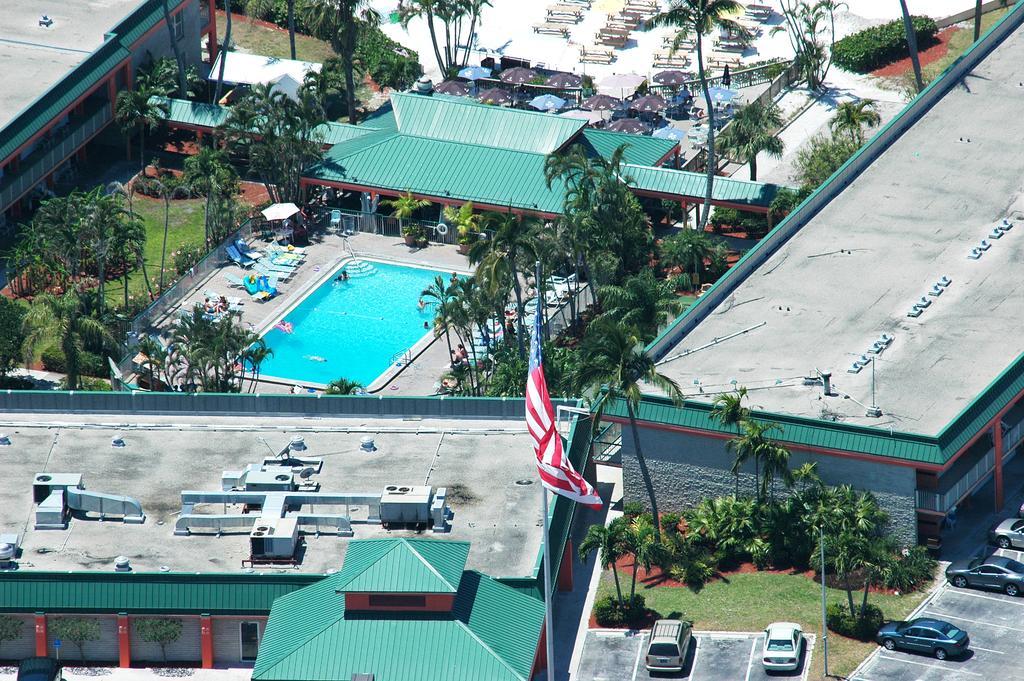 Wyndham Garden Fort Myers Beach Hotel Екстериор снимка